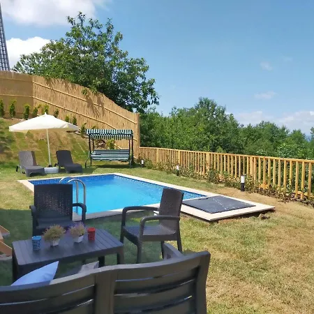 Bungalow With Private Pool And Backyard In