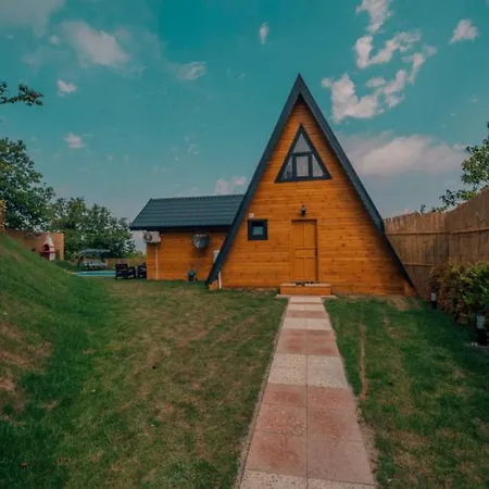 Bungalow With Private Pool And Backyard In